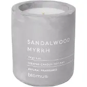 Blomus Duftkerze Fraga Sandelholz Myrrhe 24 Stunden (6,5 x 8 cm)