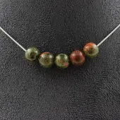 Bijoux Steine und Mineralien. Halskette mit 5 Unakit-Perlen 8 mm Kette aus rostfreiem Stahl Halskette für Frauen, Männer. Anpassbare Größe.