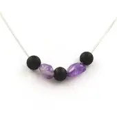 Bijoux Steine und Mineralien. Halskette mit matten 8 mm Onyxperlen + Amethyst aus Brasilien, Kette aus Edelstahl.