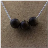 Bijoux Steine und Mineralien. Halskette mit 3 matten 8 mm Tigeraugenperlen, Edelstahlkette.