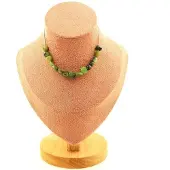 Bijoux Steine und Mineralien. Halskette mit 15 Jade-Nephrit-Perlen aus Xiuyan, China. Halskette aus Stahl für Frauen und Männer. Maßgeschneiderte Größe.