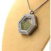 Bijoux Steine und Mineralien. Rohperidot-Halskette. Hexagon-Modell.