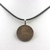 Bijoux Steine und Mineralien. Halskette mit Münze des Vereinigten Königreichs 1 Farthing Victoria "Bun Head", schwarzes Band.