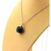 Bijoux Steine und Mineralien. Rohsaphir-Halskette. 16,38 ct. Zazafotsy, Ihorombe, Madagaskar.
