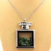 Bijoux Edelsteine und Mineralien. Rohgranat Tsavorite Halskette. Flaschenmodell.