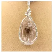 Bijoux Steine und Mineralien. Quarz-Diamant-Halskette mit rohen Einschlüsse. Silber 925.