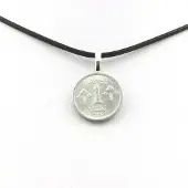 Bijoux Steine und Mineralien. Halskette mit Münze Pakistan 1 paisa. Schwarzes Band.