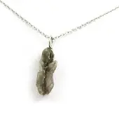 Bijoux Steine und Mineralien. Rohgips Halskette. 15,06 ct. Marcieu, Isère, Frankreich.