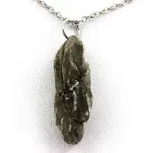 Bijoux Steine und Mineralien. Rohes Gipscollier. 31 ct. Marcieu, Isère, Frankreich.