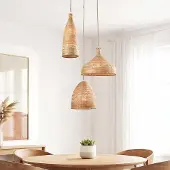LumenXL Hängelampe Aska aus Rattan mit drei natürlichen Schirmen und Holzdecke