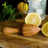 Gravidus Zitruspresse aus Olivenholz spitz manuell 16 cm natur
