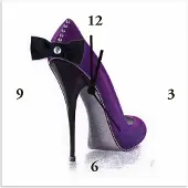 ARTland Wanduhr auf Alu Quarzuhr - schwarzer Zeiger Damenschuh - Violettes Modell Größe: 30x30 cm