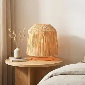 LumenXL Tischlampe Aruna aus Raffiabaumfasern mit beigem Metallfuß