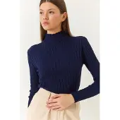 Bianco Taillierter gerippter Rollkragenpullover