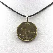 Bijoux Edelsteine und Mineralien. Halskette mit Münze Belgien 5 Franc - Albert II. Schwarzes Band.