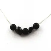 Bijoux Steine und Mineralien. Halskette mit matten schwarzen Onyx-Perlen 8 mm + Schorl-Tourmalin aus Brasilien, Kette aus rostfreiem Stahl.