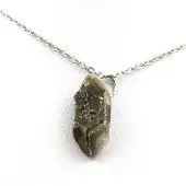 Bijoux Steine und Mineralien. Rohgips-Halskette. 14,25 ct. Marcieu, Isère, Frankreich.