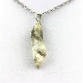Bijoux Steine und Mineralien. Rohgips-Halskette. 10 ct. Marcieu, Isère, Frankreich.