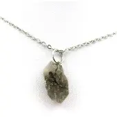 Bijoux Steine und Mineralien. Rohgips-Halskette. 12,14 ct. Marcieu, Isère, Frankreich.