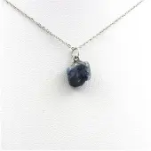 Bijoux Steine und Mineralien. Rohsaphir-Halskette. 10,47 ct. Zazafotsy, Ihorombe, Madagaskar.