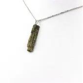 Bijoux Edelsteine und Mineralien. Rohe Epidot-Halskette. 6,39 ct. Belledonne, Isère, Frankreich.