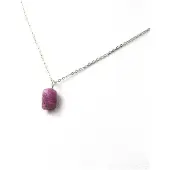 Bijoux Steine und Mineralien. Roh-Rubin-Halskette. 6,62 ct. Kiteto-Distrikt, Region Manyara, Tansania.