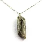 Bijoux Steine und Mineralien. Roh-Links-Gips. 25 ct. Marcieu, Isère, Frankreich.