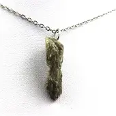 Bijoux Steine und Mineralien. Rohgips Halskette. 15,28 ct. Marcieu, Isère, Frankreich.