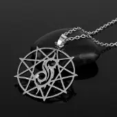 MaxPower (wie auf dem Bild) Metall-Rockband Slipknot-Logo-Anhänger-Halskette, lange Halskette aus Legierung