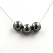 Bijoux Edelsteine und Mineralien. Halskette mit 3 Hämatitperlen 8 mm Edelstahlkette.