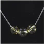 Bijoux Edelsteine und Mineralien. Halskette mit 3 Citrinperlen 8 mm Edelstahlkette.