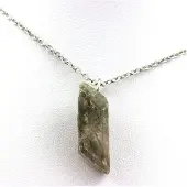 Bijoux Steine und Mineralien. Unbehandelter Gipsanhänger. 19,49 ct. Marcieu, Isère, Frankreich.