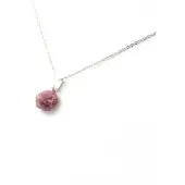 Bijoux Steine und Mineralien. Roh-Rubin-Halskette. 8,28 ct. Kiteto-Distrikt, Manyara-Region, Tansania.