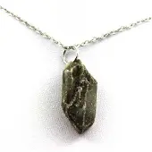 Bijoux Steine und Mineralien. Rohgips Anhänger. 20,10 ct. Marcieu, Isère, Frankreich.