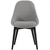 STONES Astrid Esszimmerstuhl mit Gestell aus massivem Walnussholz und hellgrau gepolstertem Sitz – modernes und elegantes Design