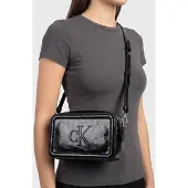 Calvin Klein Bold Metallic Camera Bag Black Größe: OS | Umhängetaschen Outlet | Damen | Schwarz