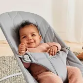 Markenlos BabyBjörn Babywippe Bliss, gewebt, mit Blütenblatt-Steppung, Hellgrau