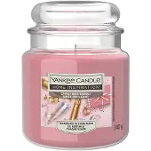 Yankee candle Duftkerze Mittleres Glas Festive Wonderland 340 g rot GFMa5edc5a86