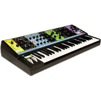 Moog Matriarchin mit Koffer