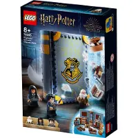 LEGO 76385 Harry Potter Hogwarts Moment: Zauberkunstunterricht Set, Spielzeugkoffer mit Minifiguren, Sammlerstück
