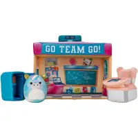 Jazwares Squishville SQM0325 Schule, superweiches Spielset mit 5cm Mini-Squishmallows Plüschfigur und Zubehör, Mehrfarbig