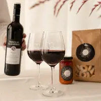 Yoursurprise Präsentbox mit Rotwein, gravierten Gläsern & Snacks