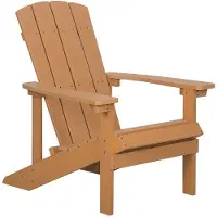 Beliani Gartenstuhl mit Fußhocker Hellbraun Kunstholz Muskoka Stuhl mit breiten Armlehnen Gartenmöbel Gartenausstattung Lounge Terrasse