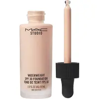 MAC Studio Waterweight Foundation SPF30 – NC25