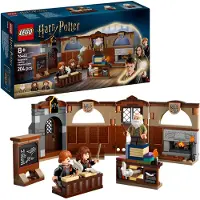LEGO Harry Potter Schloss Hogwarts: Zauberkunstunterricht, Set mit 3 Minifiguren, inkl. Hermine Granger & Ron Weasley, Wingardium Leviosa Funktion, Spielzeug für Mädchen & Jungen ab 8 Jahren 76442