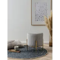 SalesFever Polsterhocker rund Ø35 cm | Stoffbezug in Cord-Optik | Design-Gestell aus Metall | B 35 x T 35 x H 38 cm | hellgrau – goldfarben