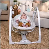 Ingenuity Babyschaukel Cozy Spot tragbar mit Spielbogen und Musik