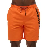 Superdry für Herren. M3010248A Badeanzug, 43,2 cm, mit orangefarbener Sportgrafik (S), Strandbekleidung, Recyceltes Polyester, Nachhaltig