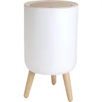 Intirilife Kosmetikeimer hoher Mülleimer in Weiß mit beiger Abdeckung und Bambus-Optik - 22.2 x 36.4 cm - Tischeimer mit Druckknopföffnung für Bad Büro Küche Abfalleimer mit Kratzschutz