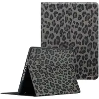 Selencia Sabi Klapphülle mit Leopardenmuster für das Apple iPad 9 (2021) 10.2 Zoll / iPad 8 (2020) 10.2 Zoll / iPad 7 (2019) 10.2 Zoll - Midnight Black